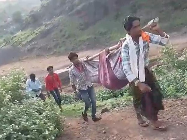 झोली बनाकर लोग मरीजों को अस्पताल ले जाते हैं।