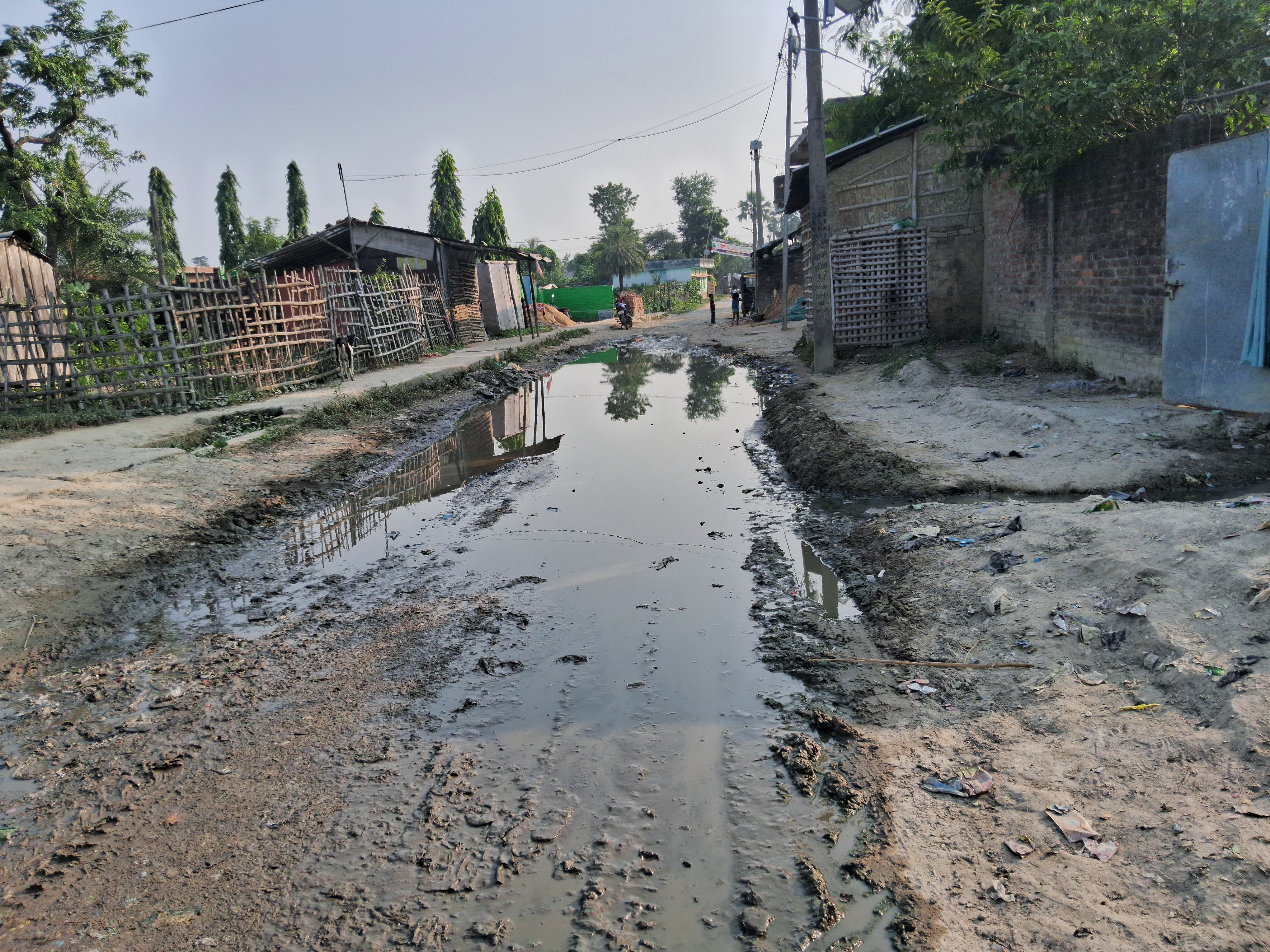 Waterlogging and mud on the road in Alinagar are causing traffic problems.