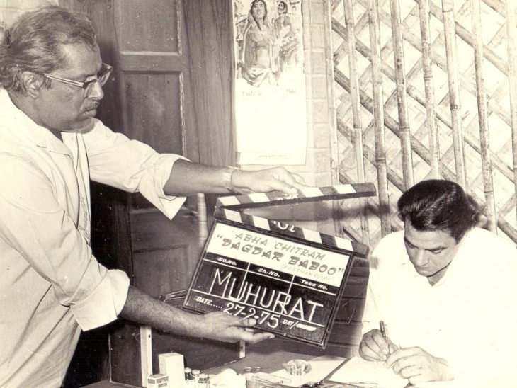 ऋषिकेश मुखर्जी के साथ 1975 में फिल्म के मुहुर्त में ली गई धर्मेंद्र की तस्वीर।