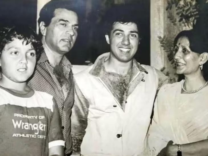 धर्मेंद्र अपनी पहली पत्नी प्रकाश कौर और बेटों बॉबी देओल और सनी देओल के साथ।