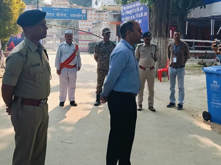 मतगणना हॉल का निरीक्षण करने पहुंचे पदाधिकारी।