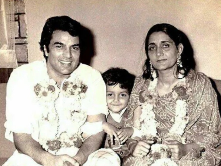 पहली पत्नी प्रकाश कौर के साथ धर्मेंद्र। इस शादी से उन्हें 4 बच्चे सनी, बॉबी, अजेता, विजेता हैं।