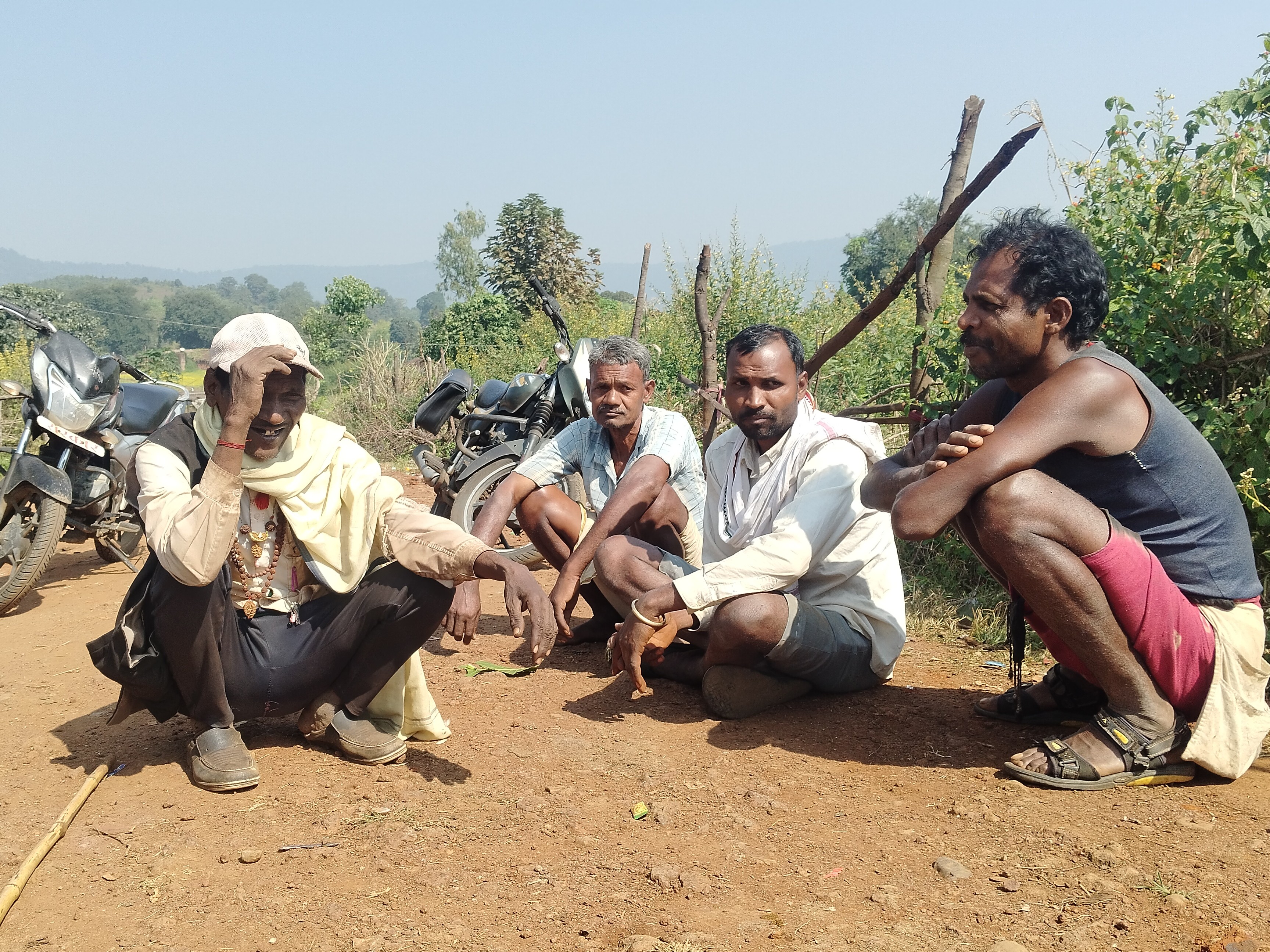 ग्रामीण अकेले खेतों, जंगलों में जाने से डर रहे हैं।