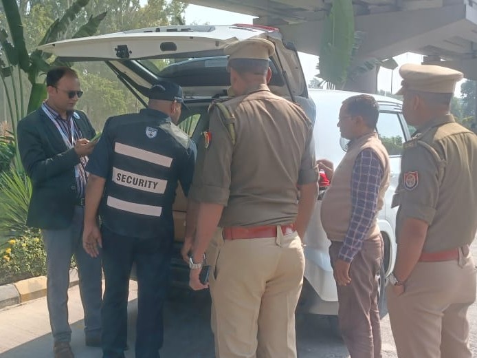 चौधरी चरण सिंह अंतरराष्ट्रीय एयरपोर्ट पर 100 से अधिक वाहनों की तलाशी ली गई।