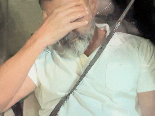 पिता से मिलने के बाद घर जाते बॉबी देओल।