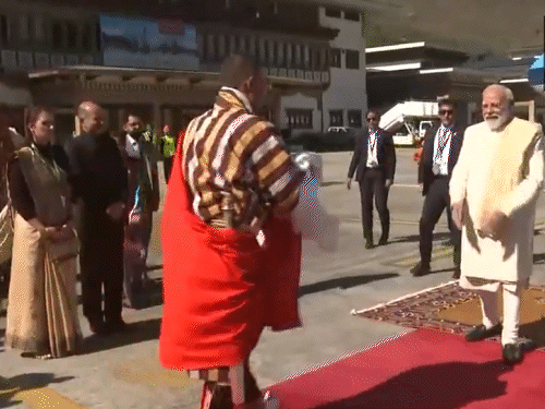 पीएम मोदी का मंगलवार को भूटान की राजधानी थिम्पू में शॉल ओढ़ाकर स्वागत किया गया।