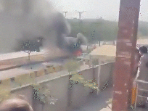 इस्लामाबाद के डिस्ट्रिक्ट कोर्ट के पार्किंग में खड़ी गाड़ियों में विस्फोट के बाद लोगों में दहशत फैल गई। - Dainik Bhaskar