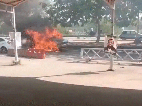 विस्फोट से पार्किंग एरिया में खड़ी कई गाड़ियां क्षतिग्रस्त हो गईं।