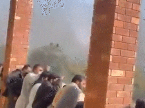 धमाके के बाद लोगों के बीच अफरा-तफरी का माहौल हो गया।