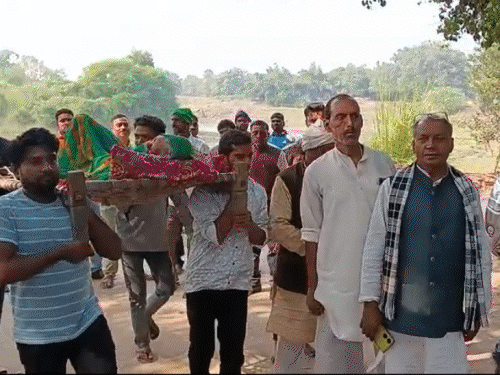 कैमूर में मोहनिया के अमरपुरा बूथ संख्या 180 में 110 साल की महिला को परिजन खाट पर लेकर वोट देने पहुंचे।