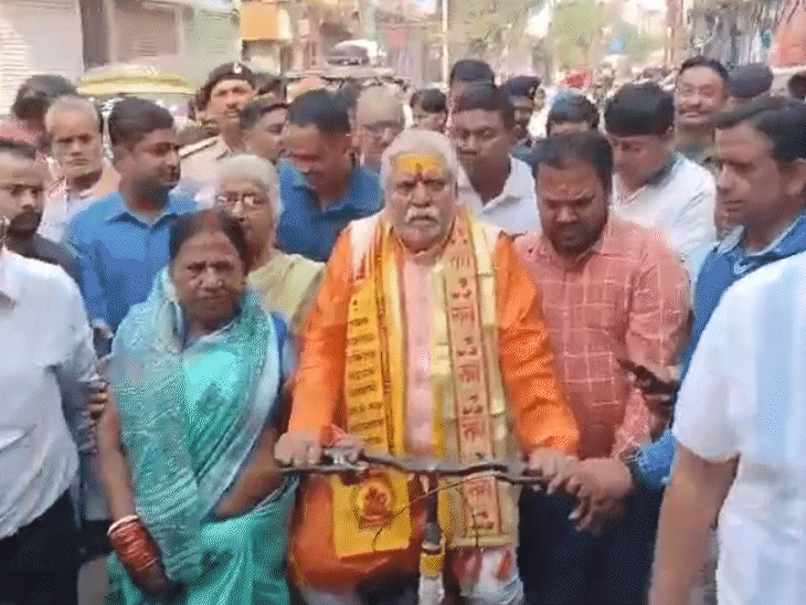 गया टाउन से बीजेपी प्रत्याशी मंत्री डॉ. प्रेम कुमार साइकिल से वोट डालने पहुंचे।