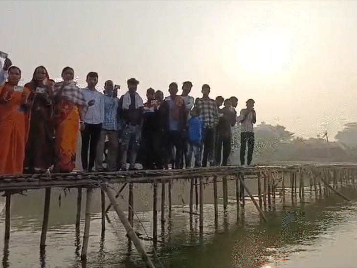 किशनगंज के चिल्हनियां पंचायत के बूथ संख्या 80 में सुहिया रेतुआ नदी पर बने चचरी पुल से होकर वोटिंग करने जाते वोटर।