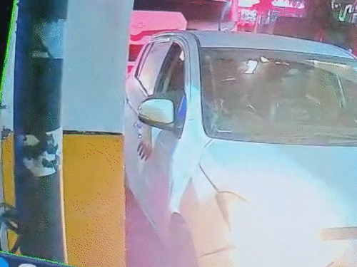 उमर मास्क कार में लगाकर बैठा था। वह पार्किंग गेट पर पेमेंट करने के लिए रुका था।