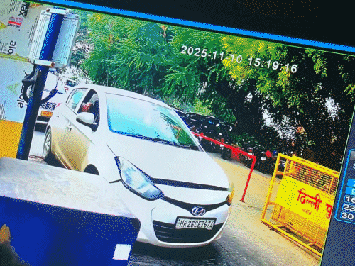 ब्लास्ट में शामिल i20 कार, पार्किंग गेट पर पेमेंट करता दिखा आतंकी उमर मास्क लगाकर बैठा था। - Dainik Bhaskar