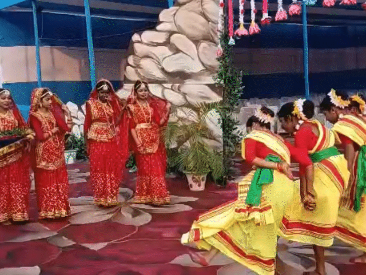 पूर्णिया में बूथ को जनजातीय थीम पर डेवलप किया गया था। ट्राइबल डांस कर मतदाताओं का स्वागत किया गया।