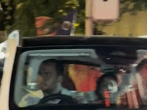 देर शाम बेटी ईशा और भतीजे अभय देओल के साथ अस्पताल से बाहर जातीं हेमा मालिनी।