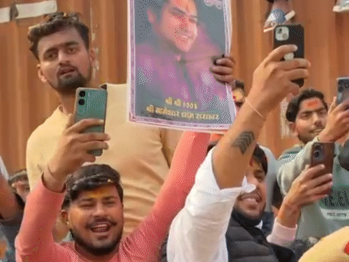 पलवल में नेशनल हाईवे पर गाड़ियों की छत पर चढ़े युवक।