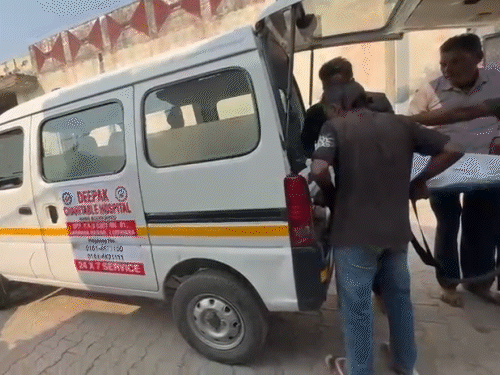 लुधियाना के अस्पताल के बाहर एंबुलेंस में शव चढ़ाते परिजन।
