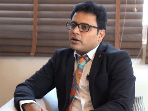 डॉ. अखिलेंद्र सिंह कहते हैं कि महेंद्र सिंह धोनी, हार्दिक पांड्या, वीरेंद्र सहवाग और सुनील गावस्कर जैसे कई खिलाड़ियों का हेयर ट्रांसप्लांट हो चुका है।