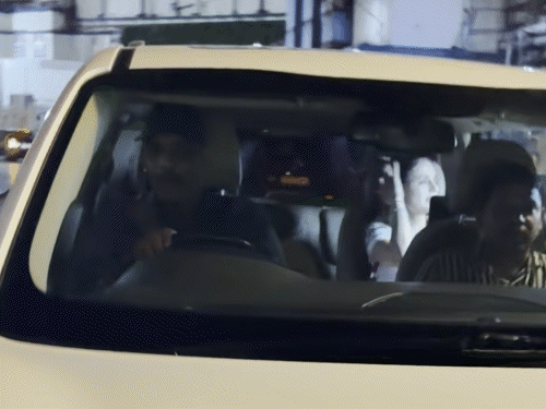 अस्पताल से निकलते समय अमीषा पटेल भावुक नजर आईं।