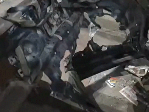 कार की बॉडी का ये हिस्सा ब्लास्ट वाली जगह के कई मीटर दूर जाकर गिरा था। मेटल बॉडी बुरी तरह से क्षतिग्रस्त हुई।