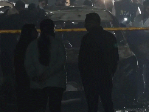 जिस i20 कार में ब्लास्ट हुआ। उसकी जांच जारी है। इलाके को सील करके फोरेंसिक टीम ने सैंपल कलेक्ट किए।