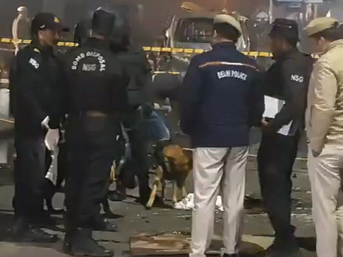 घटनास्थल पर मौजूद दिल्ली पुलिस, NSG, डॉग स्क्वॉड और दूसरी टीमें। स्निफर डॉग्स से इलाके की जांच कराई गई। जिससे कोई क्लू मिल सके।