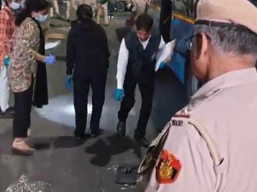 फोरेंसिक टीम ने मौके से कई सबूत जुटाए हैं। इनमें वाहनों का मलबा भी शामिल है। ब्लास्ट के कारण कई वाहनों का मलबा दूर जाकर गिरा था।