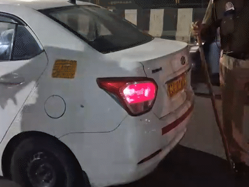 दिल्ली में बॉर्डर इलाकों और सभी संवेदनशील इलाकों में दिल्ली पुलिस ने सर्चिंग कर रही है। वाहनों की चेकिंग की जा रही है।