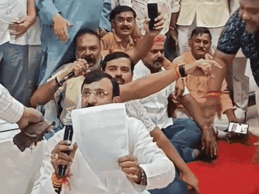 4 सितंबर को हुई सदन की बैठक में कई पार्षद जमीन पर बैठ गए थे। (फाइल)