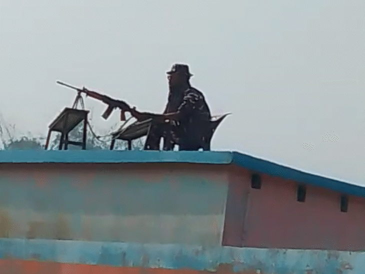 मधुबनी के पोलिंग बूथ की छत पर सुरक्षा के लिए तैनात स्नाइपर एरिया में नजर रखते हुए।