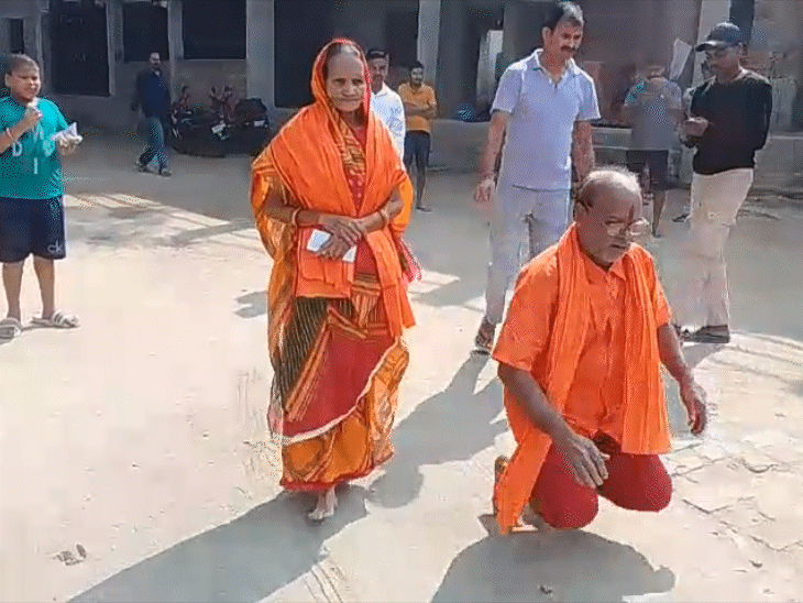 अररिया में मां-बेटे दंडवत करते हुए बूथ तक पहुंचे।