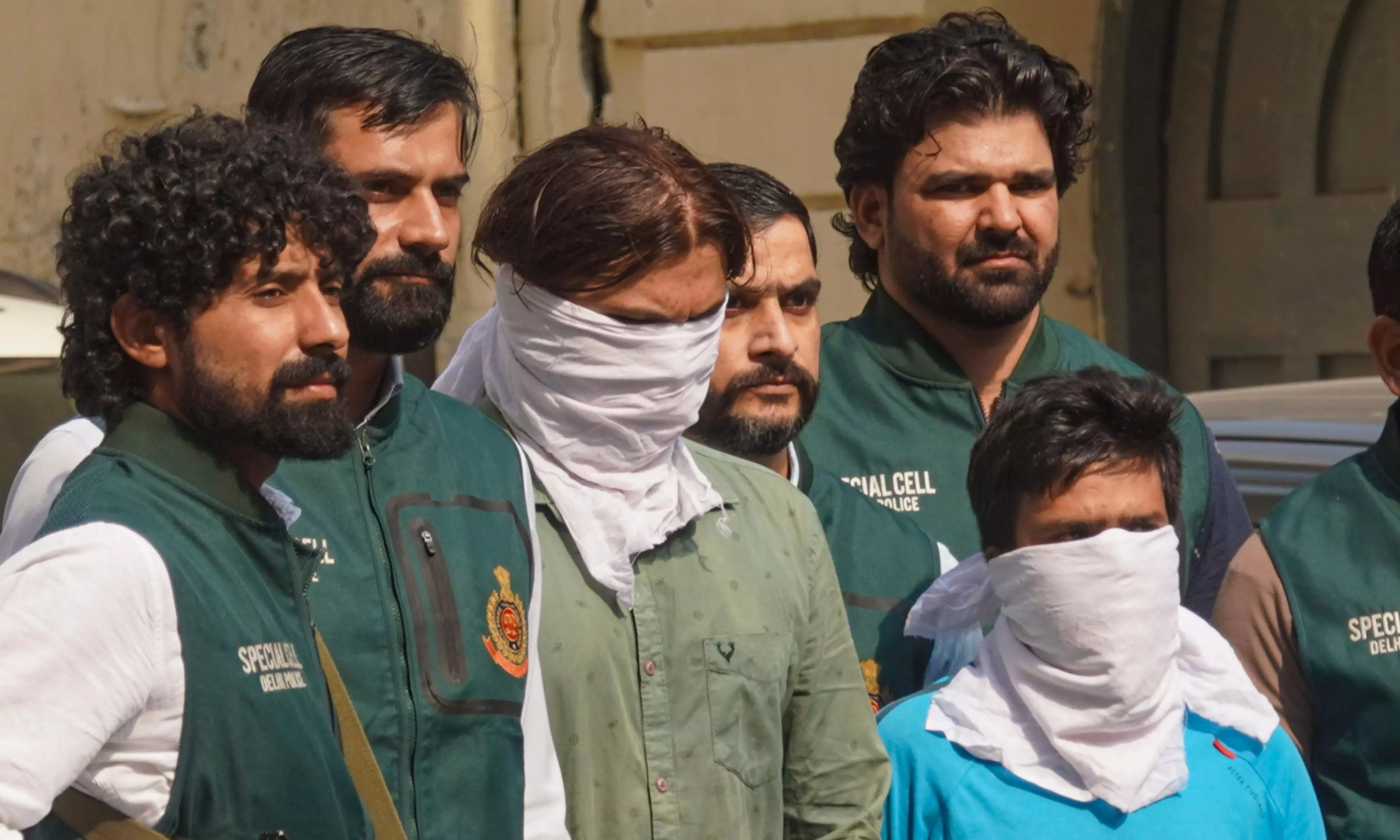 मोहम्मद अदनान और अदनान खान के पास से इलेक्ट्रॉनिक सामान, लैपटॉप, फोन और गोला-बारूद बरामद हुए।