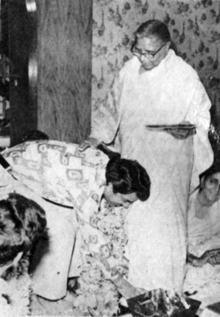 मां सतवंत कौर के पैर छूते हुए धर्मेंद्र।