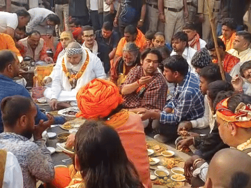 पलवल में गांव असावटा के पास जब यात्रा रुकी, यहां धीरेंद्र शास्त्री ने वाल्मीकि समाज के लोगों के साथ खाना खाया।