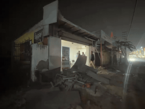 तीसरे दिन की यात्रा के दौरान पलवल में इसी छज्जे पर खड़े होकर लोग धीरेंद्र शास्त्री को देखने की कोशिश कर रहे थे। इसी दौरान छज्जा गिर गया।