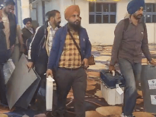 EVM में कैद हुई उम्मीदवारों की किस्मत।