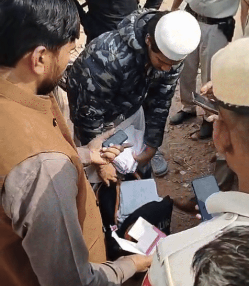 फरीदाबाद के फतेहपुर तगा गांव में जमातियों के सामान की जांच की जा रही।