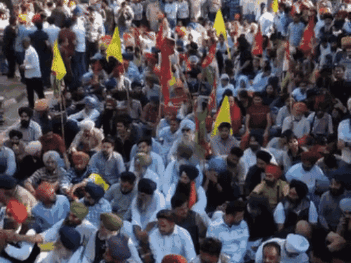 धरना प्रदर्शन करते किसान।