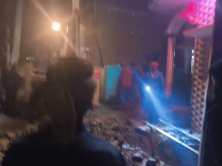 टंकी से शव को बाहर निकालने के लिए लाई गई JCB।