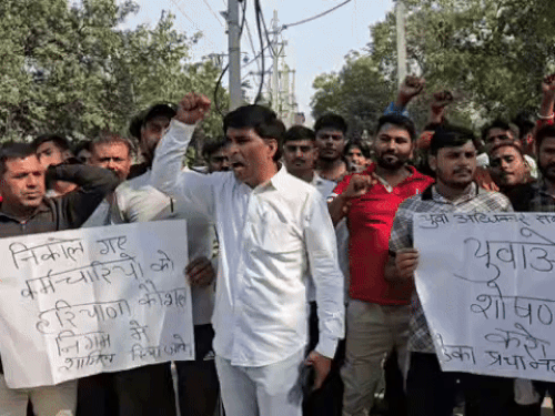 पार्षद संजय बडवासनी और कर्मचारी नारेबाजी करते हुए