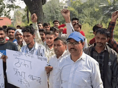 सोनीपत में बिजली विभाग में ठेका कर्मचारियों ने बेचें फल:  प्रोटेस्ट के दूसरे दिन SC कार्यालय पर धरना: कौशल रोजगार के तहत लगाने की मांग – Sonipat News