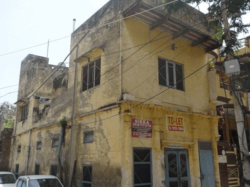 लुधियाना के साहनेवाल में धर्मेद्र का पैतृक घर। जहां वे आते रहते थे।