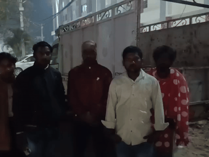 घटना की जानकारी मिलने के बाद घटनास्थल पर पहुंचे स्थानीय लोग।
