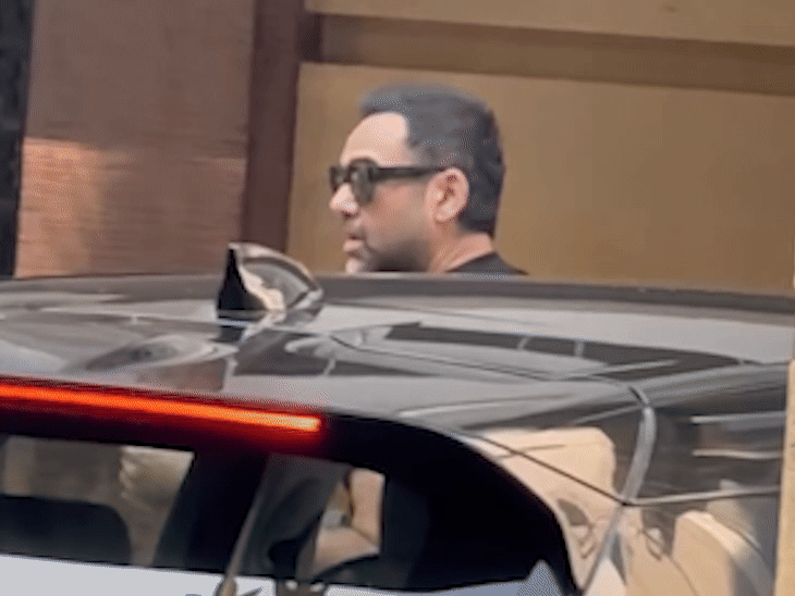 अभय देओल, धर्मेंद्र के घर पहुंचे हैं।