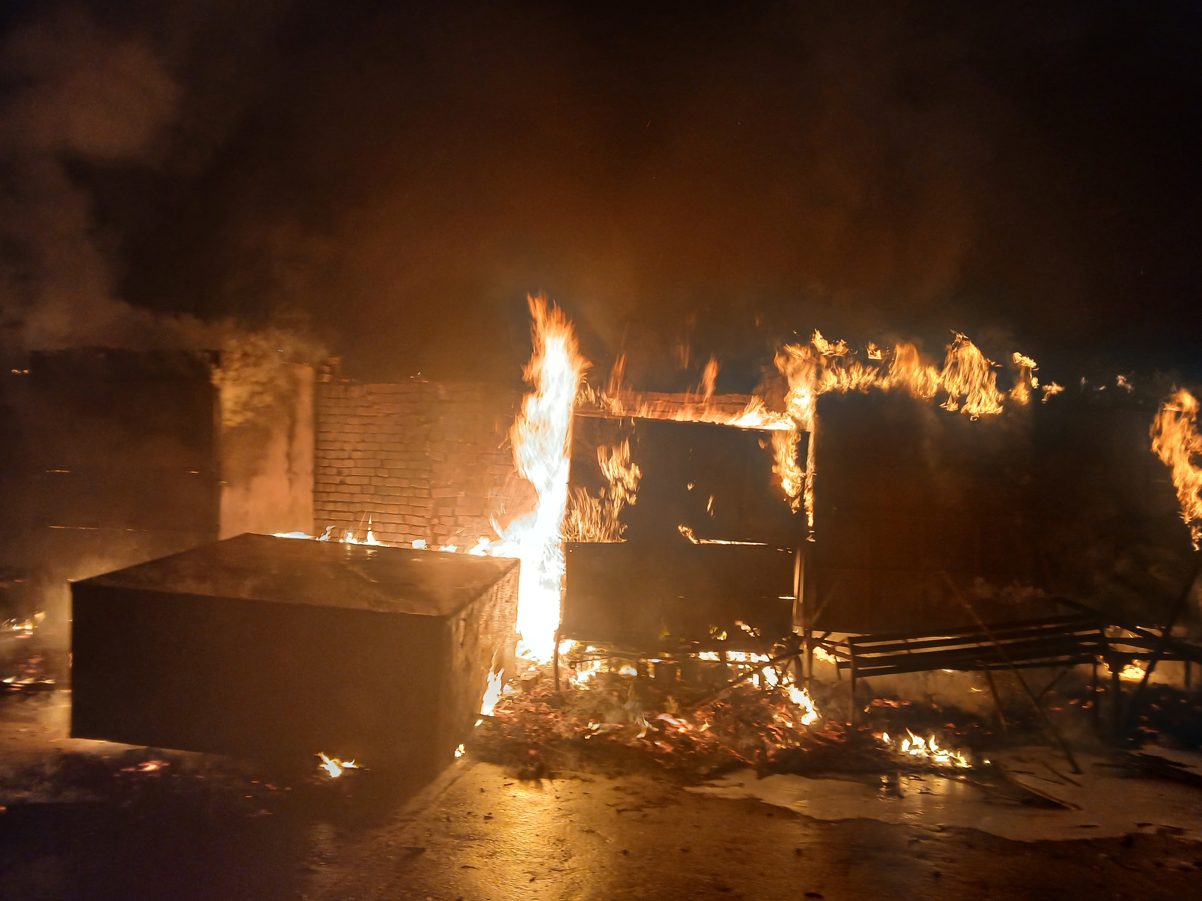 नियंत्रण खोने के बाद ट्रक ड्राइवर ने वाहन को सरकारी स्कूल की बाउंड्री से सटे खोखों में घुसा दिया, जिससे आग भड़क उठी।