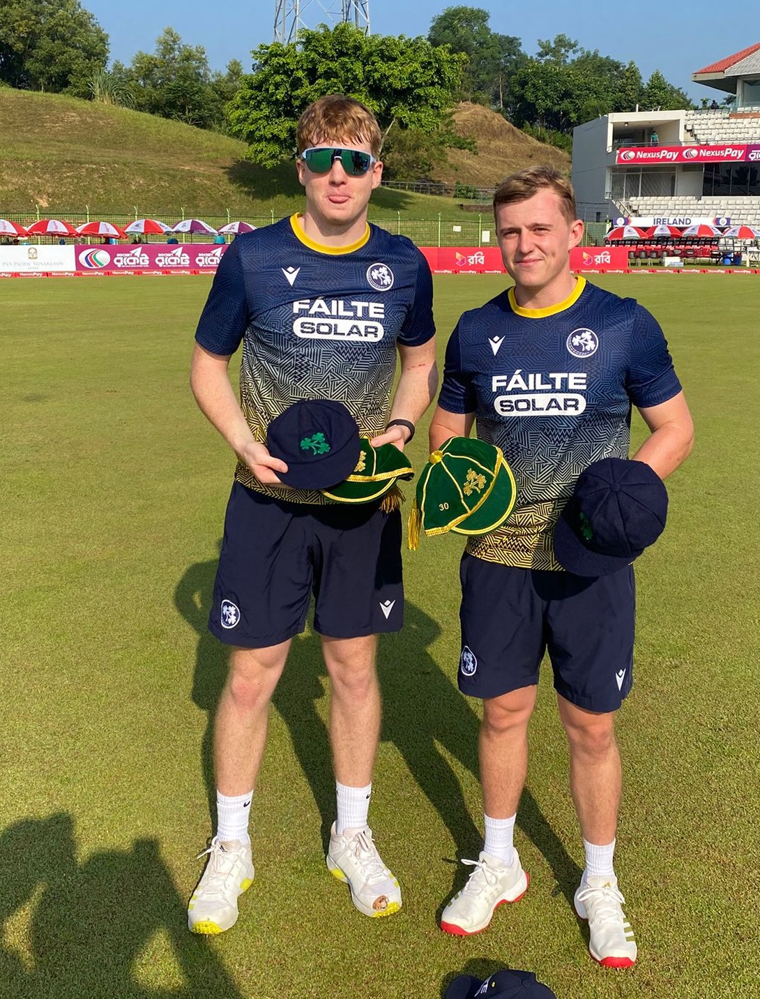 आयरलैंड से केड कार्माइकल (दाहिने) और जॉर्डन नील ने डेब्यू किया।