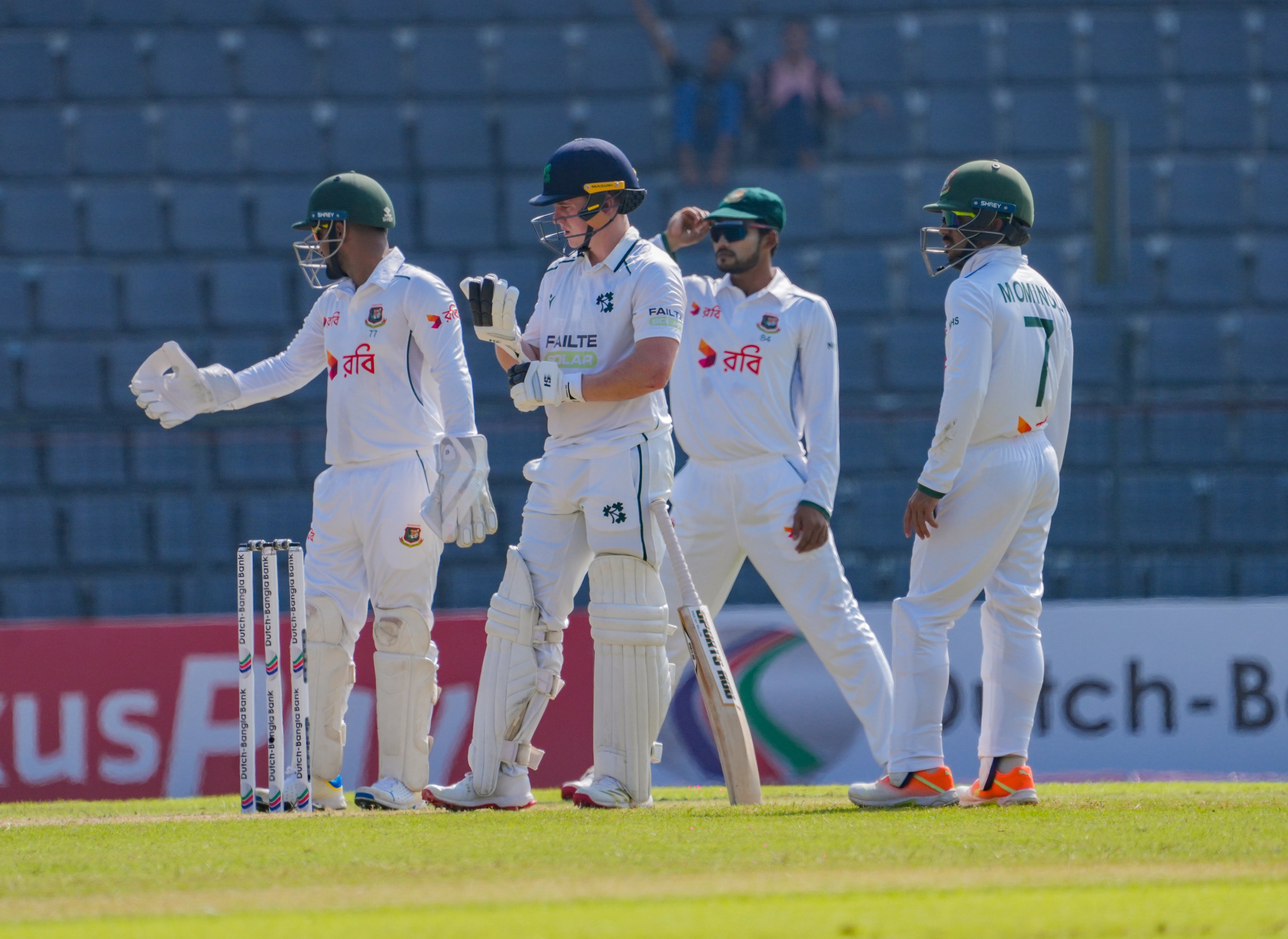 बांग्लादेश ने दूसरे सेशन की शुरुआत में 2 विकेट चटकाए।