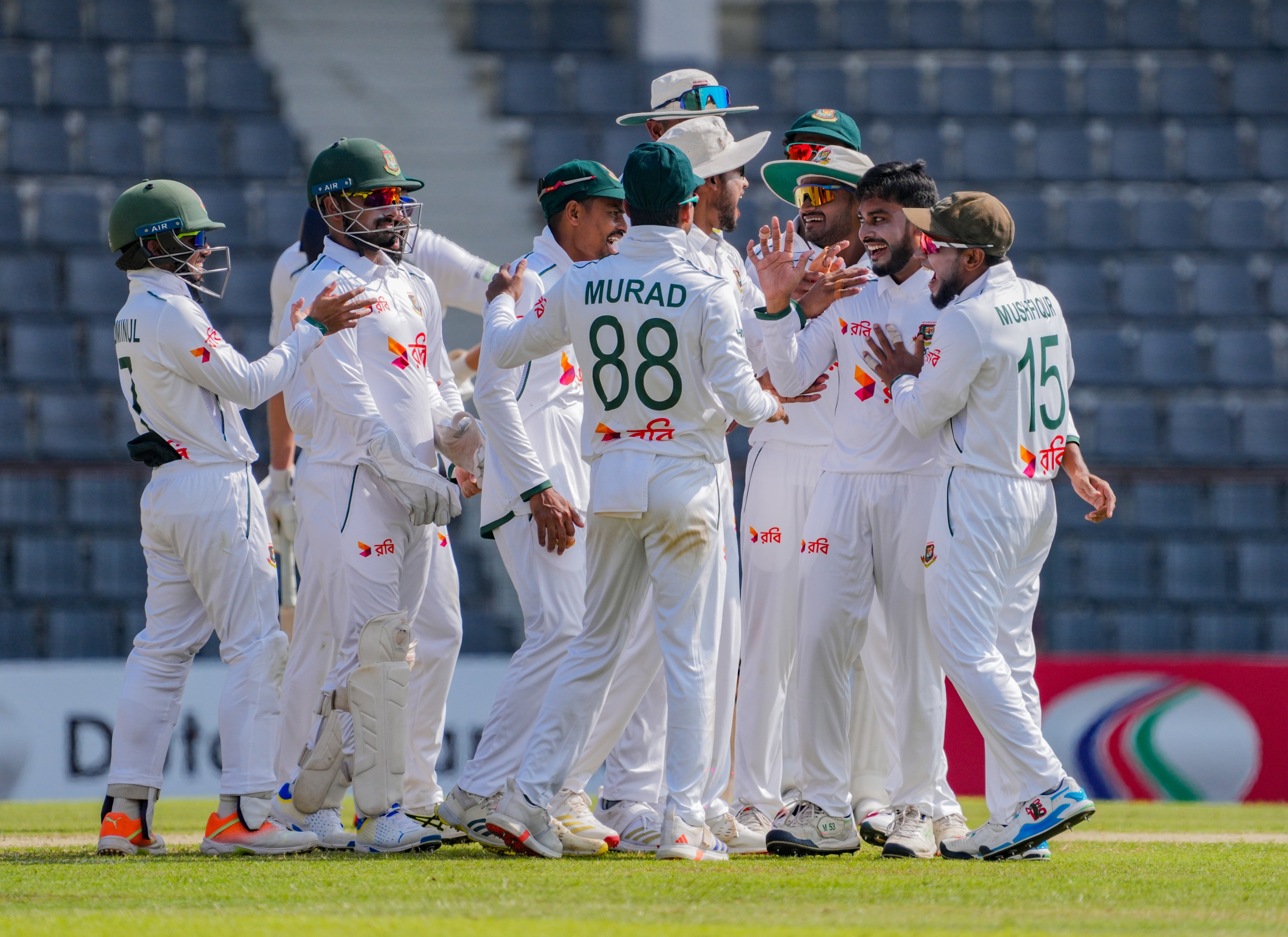 बांग्लादेश से मेहदी हसन मिराज ने 3 विकेट लिए।