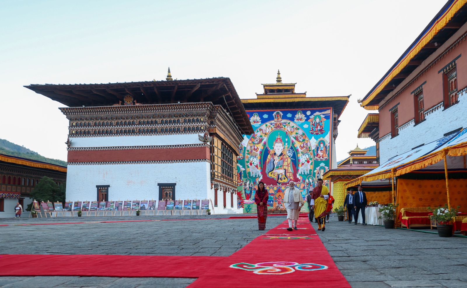 भूटान के राजमहल में पीएम मोदी का रेड कार्पेट बिछाकर स्वागत किया गया।